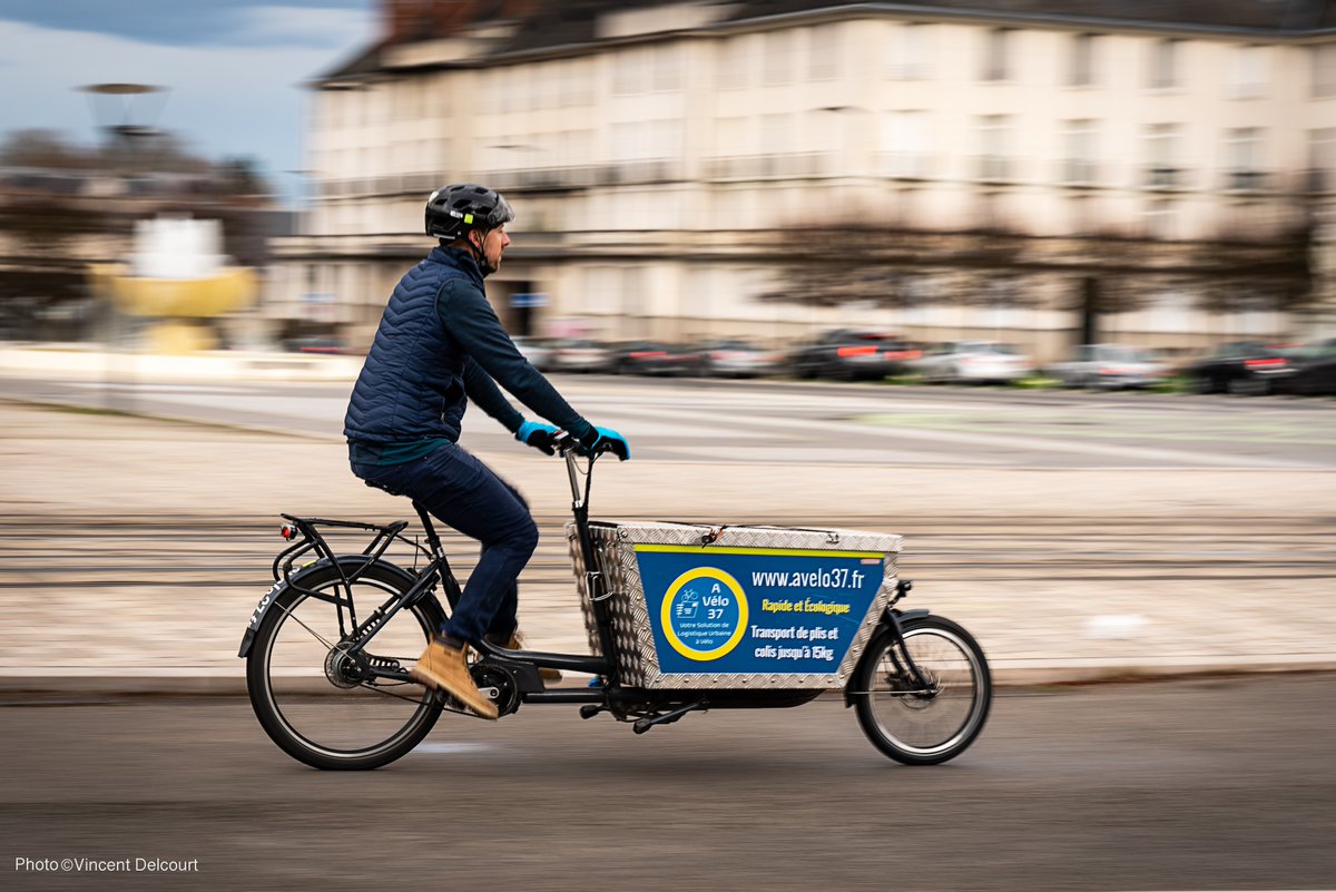 🚲💨 Merci au photographe Vincent Delcourt pour cette superbe photo sur le Pont Wilson de #Tours N'hésitez pas à vous rendre sur son site web pour découvrir son travail ⬇ vdelcourtphotographe.com #lescheveuxdanslevent (j'assume entièrement ce hashtag😉) photo ©V.Delcourt