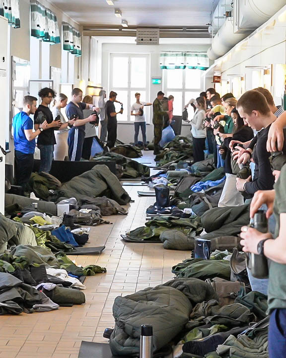 Hesse_Info_I19's tweet photo. KB-eleverna är tillbaka! 15 mån grundutbildning är återinförd. Igår ryckte ca 75 nya befälsuttagna värnpliktiga in i Boden vid #I19 och #A8. Några av dem ska senare överföras till de nya förbanden #I13 och #I21 för fortsatt utbildning #svfm #värnplikt #tillväxt #säkpol #föpol https://t.co/uVe1zoSrwy
