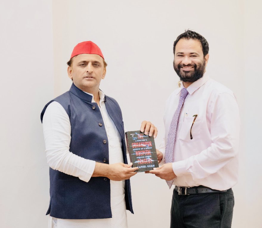 Met with Honourable Former Chief Minister Shri <a href="/yadavakhilesh/">Akhilesh Yadav</a> sir and presented him a copy of #TheGorakhpurHospitalTragedy 🙏