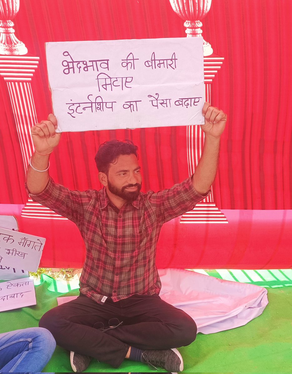 DrCPSheela07's tweet photo. जब टूटने लगे हौसले तो बस ये याद रखना,
बिना मेहनत के हासिल तख्तो-ताज नहीं होते,
ढूंढ लेते हैं अंधेरों में मंज़िल अपनी,
जुगनू कभी रौशनी के मोहताज़ नहीं होते।
HP Veterinarian's strike continues on fifth day.
#HP_Vet_Stipend 
#increase_vet_stipend
@CMOFFICEHP
@jairamthakurbjp https://t.co/VWsf2JegAD