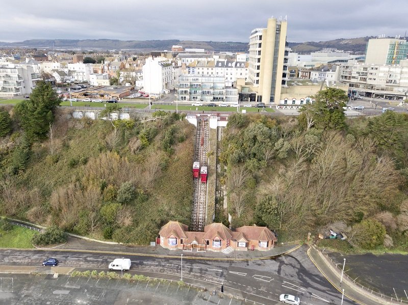 ArchHFundEng's tweet photo. This #BritishScienceWeek, we’re celebrating the wonders of Victorian #engineering. The @LeasLift is a cliff funicular railway powered by water and gravity, which was built to transport people between the Leas promenade on the clifftop and the beach below. (1/2) 

📸 ViDi air https://t.co/OUCuCsbqHD