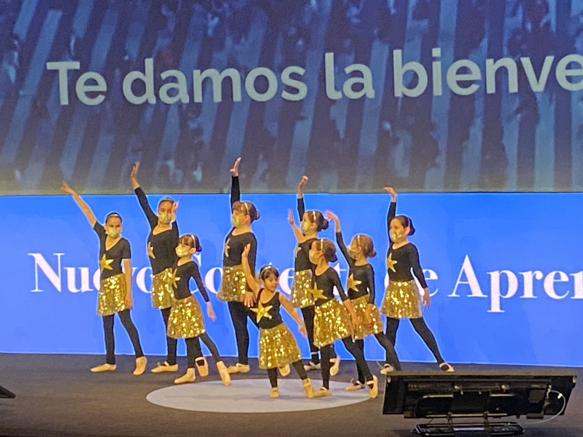 Persefutito's tweet photo. Una declaración de principios: las alumnas, en el centro, desde el primcipio.
#CongresoEquisLaSalle #NCA https://t.co/8cX0rqhVeg