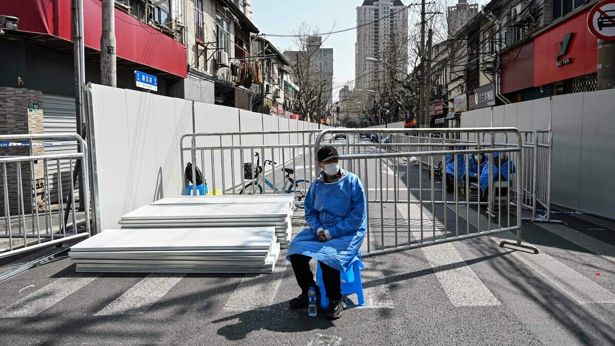 le_Parisien's tweet photo. DIRECT COVID | Sous la menace d'un confinement, Shanghai, la ville la plus peuplée de Chine commence en effet à prendre des airs de ville fantôme et se vide
➡️ https://t.co/FdjsOHhmR6 https://t.co/dqJITNaxFU