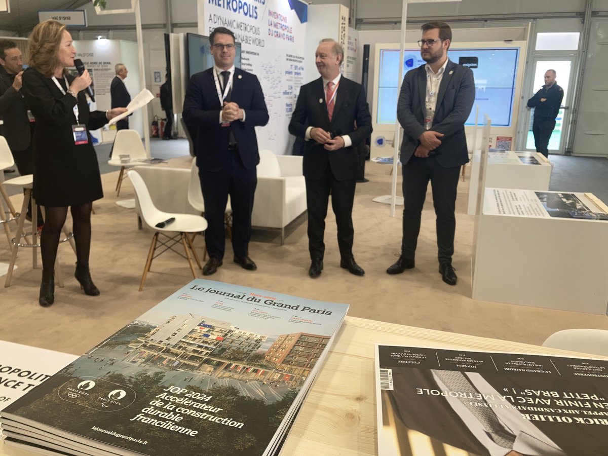 Le dernier hors série du Journal du Grand Paris (le 41e) spécial JOP 2024 sur le stand de la MGP