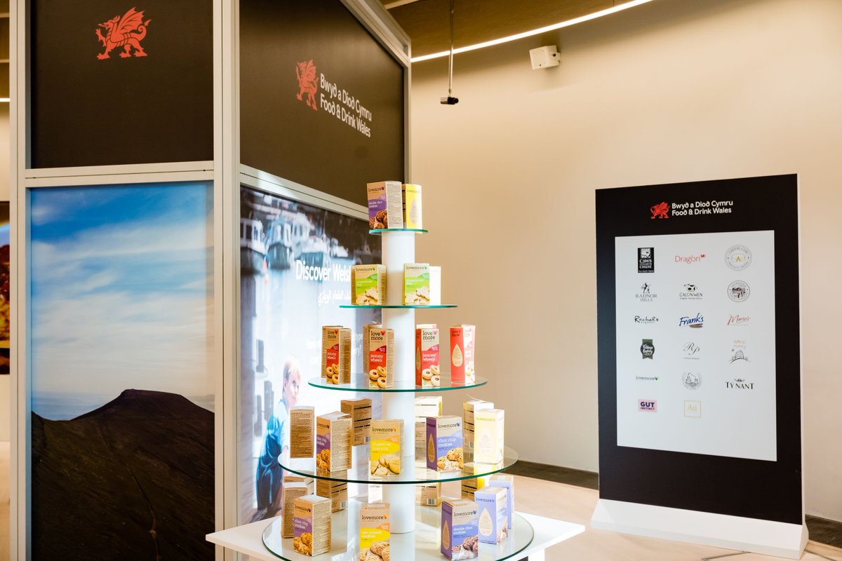 walesinmena's tweet photo. Kickstarting our #WelshTakeover we held a Welsh food & drink showcase @UKPavilion2020 where visitors to expo could sample the #TastesofWales ๐ด๓ ง๓ ข๓ ท๓ ฌ๓ ณ๓ ฟ
Visitors were welcomed by our chef stilt walkers to enjoy the delicious tastes of some of Walesโ finest products ๐
#WalesatExpo https://t.co/Hjmqdux5fQ