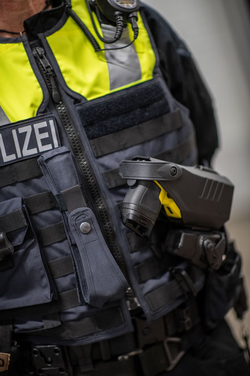 SH_Polizei's tweet image. Das Distanz–Elektro-Impulsgerät (DEIG), umgangssprachlich „Taser“, wird in einem #Pilotprojekt bei der #Landespolizei erprobt. Es wurde jetzt der Öffentlichkeit vorgestellt. t1p.de/33ol