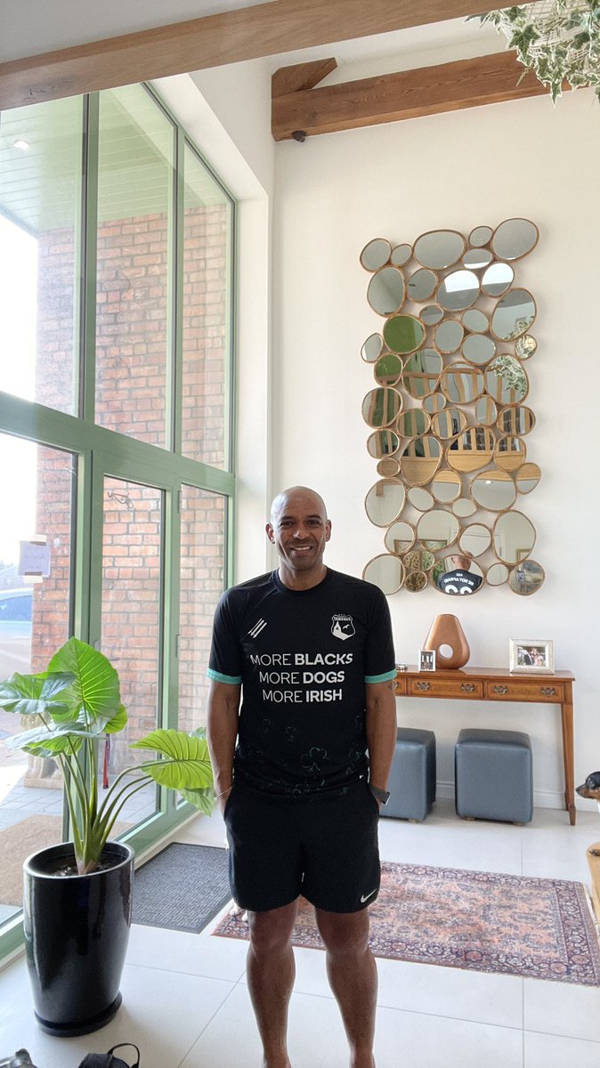 fc_seagulls's tweet photo. @trevor8sinclair 
561 senior appearances.
74 goals.
12 England caps.
1 @fc_seagulls shirt.
What a man 💫 
Be Not Afraid ☘️✊🏻🕊 🇮🇪 https://t.co/eGrCZFQkZI