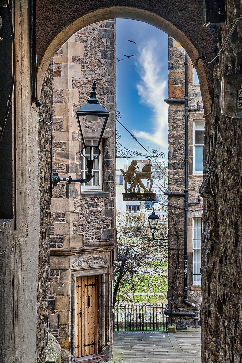 EdinCulture's tweet photo. How enticing does this glimpse of #spring in #Edinburgh look through Lady Stair's Close past the Writers' Museum? Surely one of the prettiest spots in Edinburgh. 
📸@gwmphotography
#EDINBURGH  #ForeverEdinburgh #ScotLit https://t.co/07i7mHCQCB