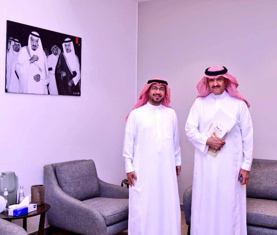 aalawwad's tweet photo. شرُفتُ يوم أمس بزيارة سمو الأمير سلطان بن سلمان؛ تلبية لدعوة كريمة من سموه.
وسعدت - خلال اللقاء - بإهداء سموه مجموعة من مؤلفاتي. https://t.co/GsyijKN8j6