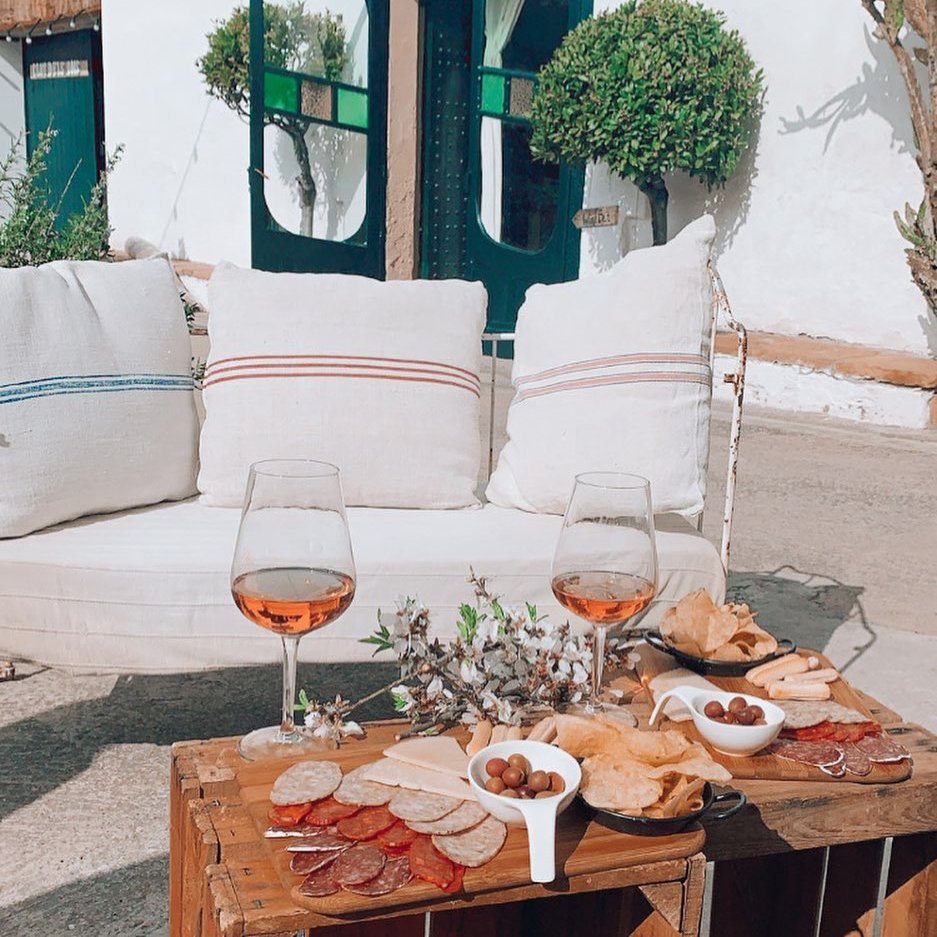 Per Setmana Santa aprofita per visitar la <a href="/fincacanestella/">Bodegues Can Estella</a> i viure una experiència única! 🙌 Brunch, esmorzar de pagès, pícnic entre vinyes, tast de vins... 🍷
Què més pots demanar? 🤔