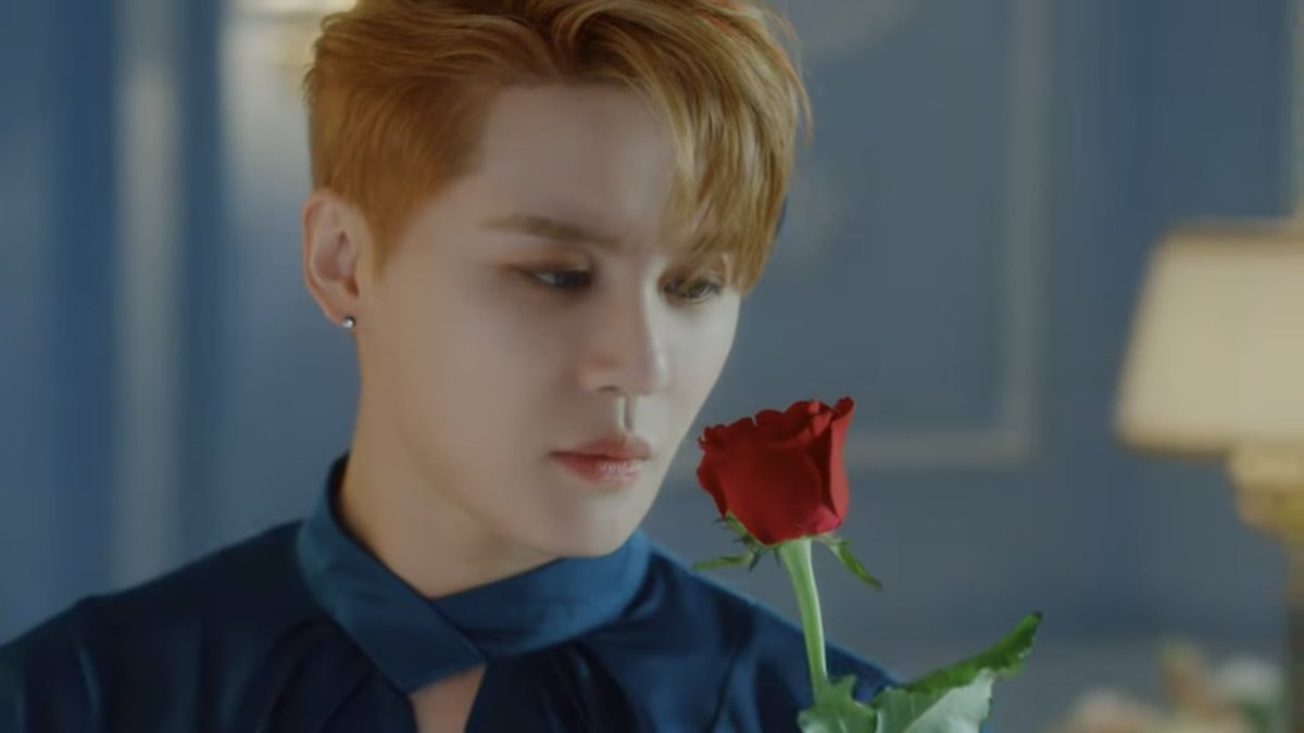 cassiejjang's tweet photo. Both releasing on the same day.
Both have rose motifs.

I need answers 😭♥️ https://t.co/gcRGhy6XAi