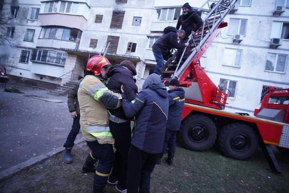 Reptilien31's tweet photo. Kyiv. Svyatoshinsky district. State Emergency Service reports two dead as a result of enemy ammunition hitting a 16-story building #Ukraine #StandWithUkraine https://t.co/nzyT28NIq7