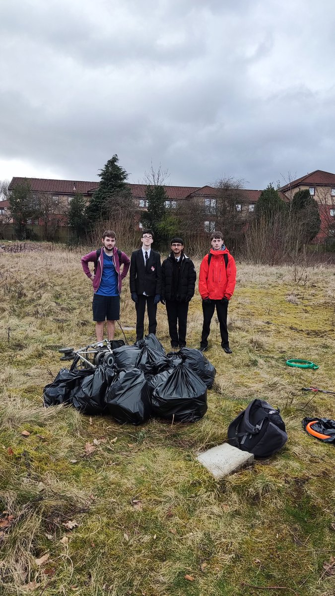 Great to be out again with the Mark Scott Award group from <a href="/drumchapelhigh/">Drumchapel High</a> last week. So far they've cleared 24 bags of rubbish from one plot of land. Today they are starting work on re-wilding the space. 

#litter #litterpick #keepdrumchapeltidy #drumchapel #community
