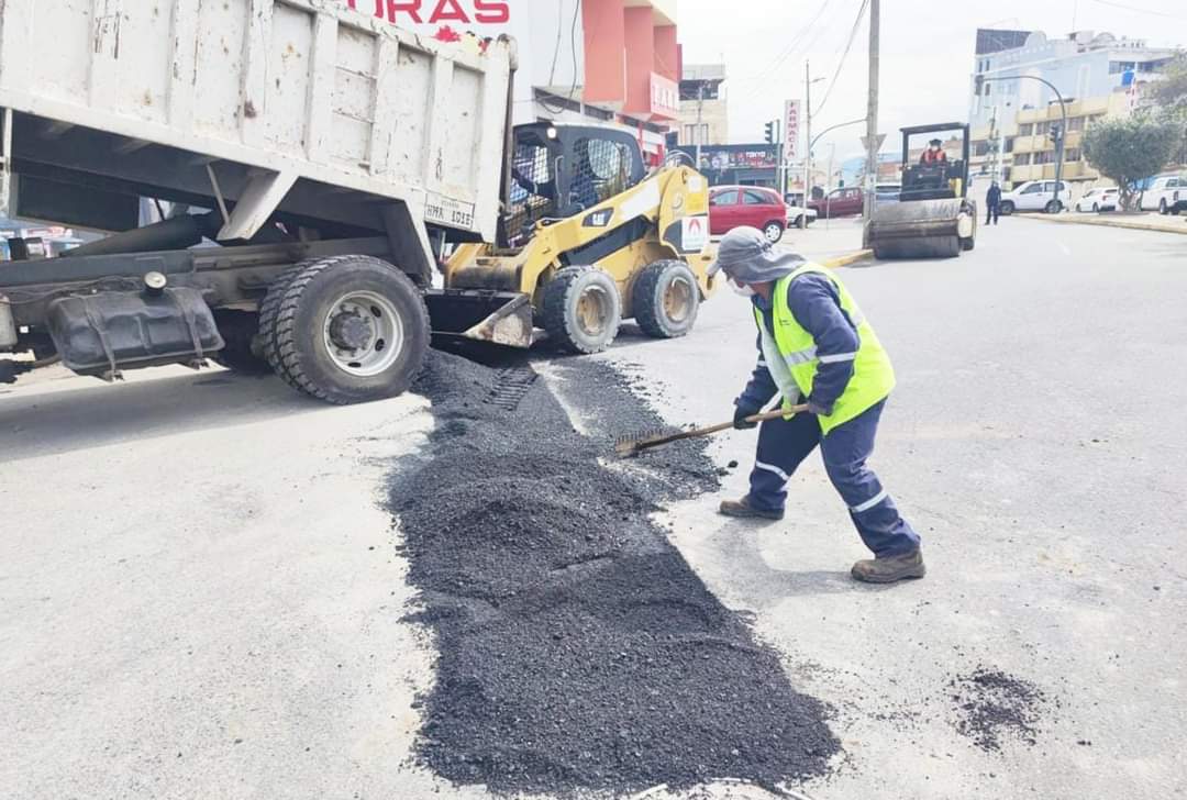 NapoCadena's tweet photo. El Municipio de #Riobamba y #Emapar cumplen con el cronograma de intervención establecido de reasfaltado en los barrios del norte la ciudad. En esta actividad se utilizará 18 toneladas de asfalto en 12 lugares de intervención. https://t.co/bT5GiMeTCH