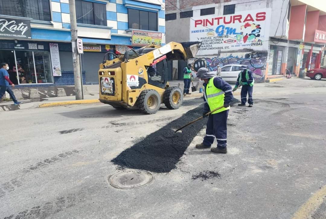 NapoCadena's tweet photo. El Municipio de #Riobamba y #Emapar cumplen con el cronograma de intervención establecido de reasfaltado en los barrios del norte la ciudad. En esta actividad se utilizará 18 toneladas de asfalto en 12 lugares de intervención. https://t.co/bT5GiMeTCH