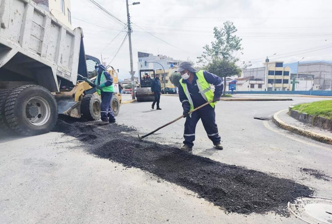 NapoCadena's tweet photo. El Municipio de #Riobamba y #Emapar cumplen con el cronograma de intervención establecido de reasfaltado en los barrios del norte la ciudad. En esta actividad se utilizará 18 toneladas de asfalto en 12 lugares de intervención. https://t.co/bT5GiMeTCH