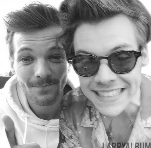 📸|Harry and Louis taking a selfie!