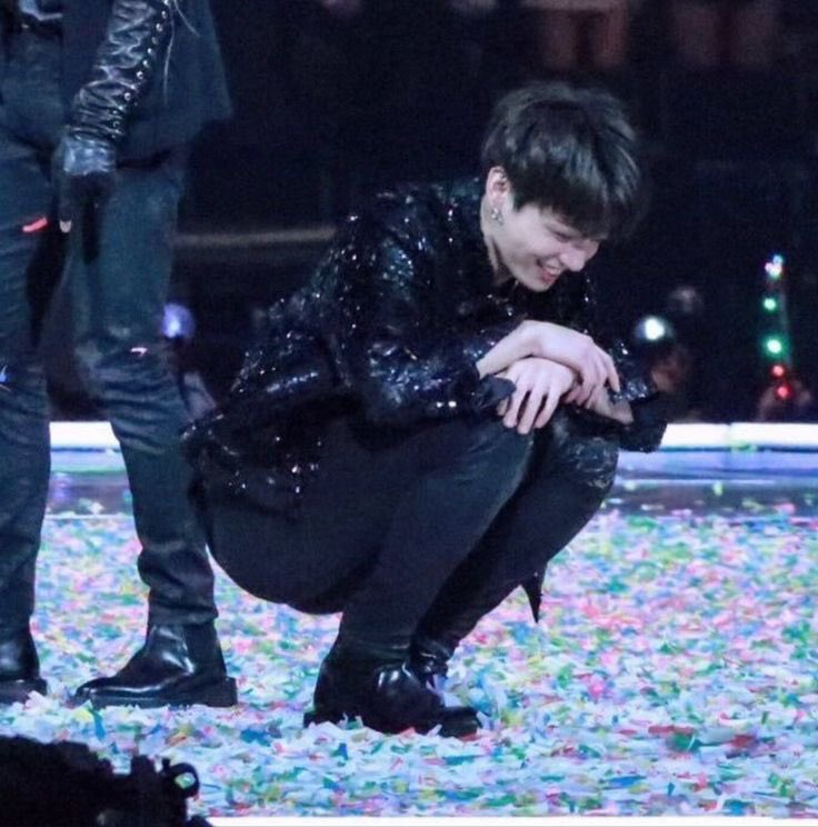 randomjungkook's tweet photo. jungkook smiling at confetti happily https://t.co/shLdN0AZAJ