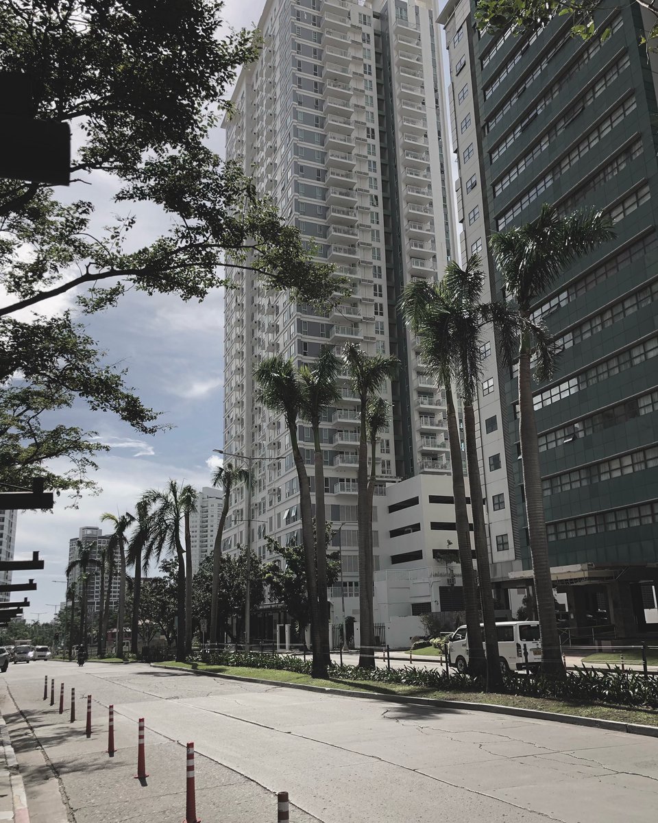 Gabwangg's tweet photo. ville🏙

#city #cebucity #cebu #Philippines #Building #progress #aesthetic #Highway https://t.co/Y0dAwKHBo1