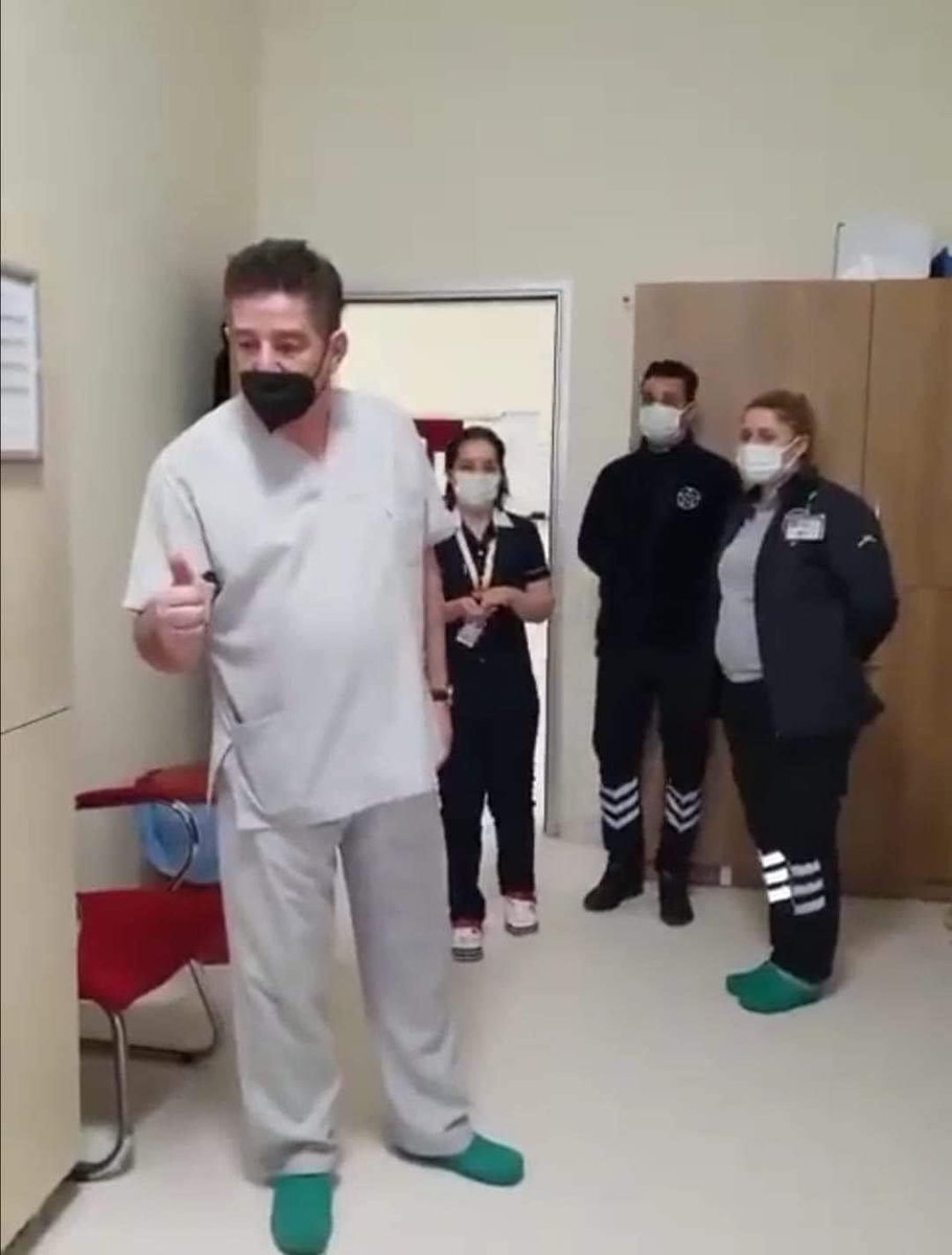 SadeceSibel_'s tweet photo. Fotoğrafta beyaz önlüklü kişi,
Balıkesir Bandırma Devlet Hastanesi'nin Başhekimi.
Grev nedeniyle ameliyat günü hastaları geri gönderen doktorları fırçalıyor.

“Anestezi, acil vs doktorlarının grevi olmaz" diyen Başhekim’e selam olsun…..

Türk Tabipler Birliği kapatılsın….. https://t.co/3ECQFLHSNw