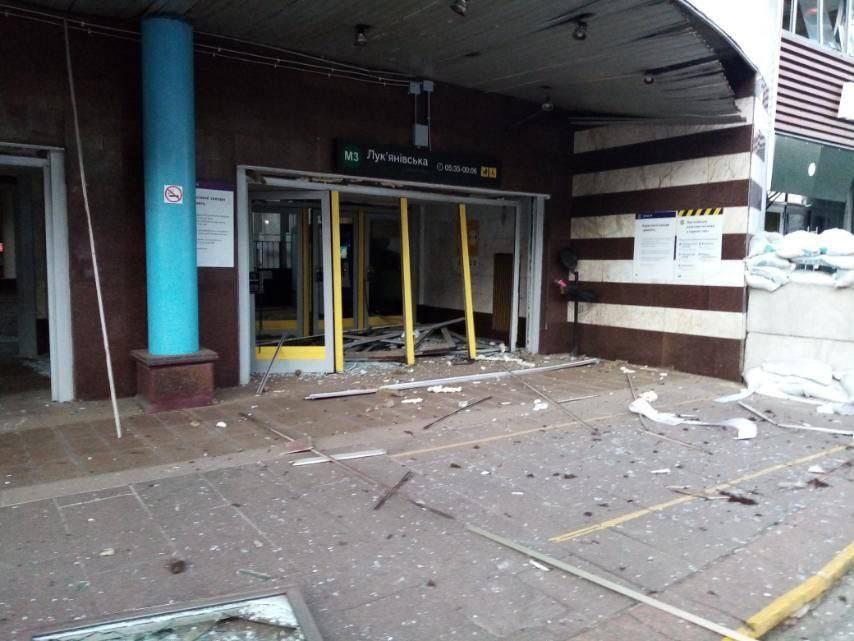 Reptilien31's tweet photo. The blast wave in Kyiv damaged the facade of the Lukyanivska metro station and the administrative building
#Ukraine #StandWithUkraine https://t.co/ATP8eNotL4