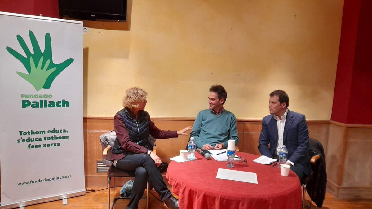 fundaciopallach's tweet photo. Ahir dilluns vam tenir un bon començament de les Vll Tertúlies Pallach, amb la Núria Esponellà, Jordi Grau i el moderador David Galceran. Al Teatre del Centre Fraternal de Palafrugell. https://t.co/T0Sr2wrDQt