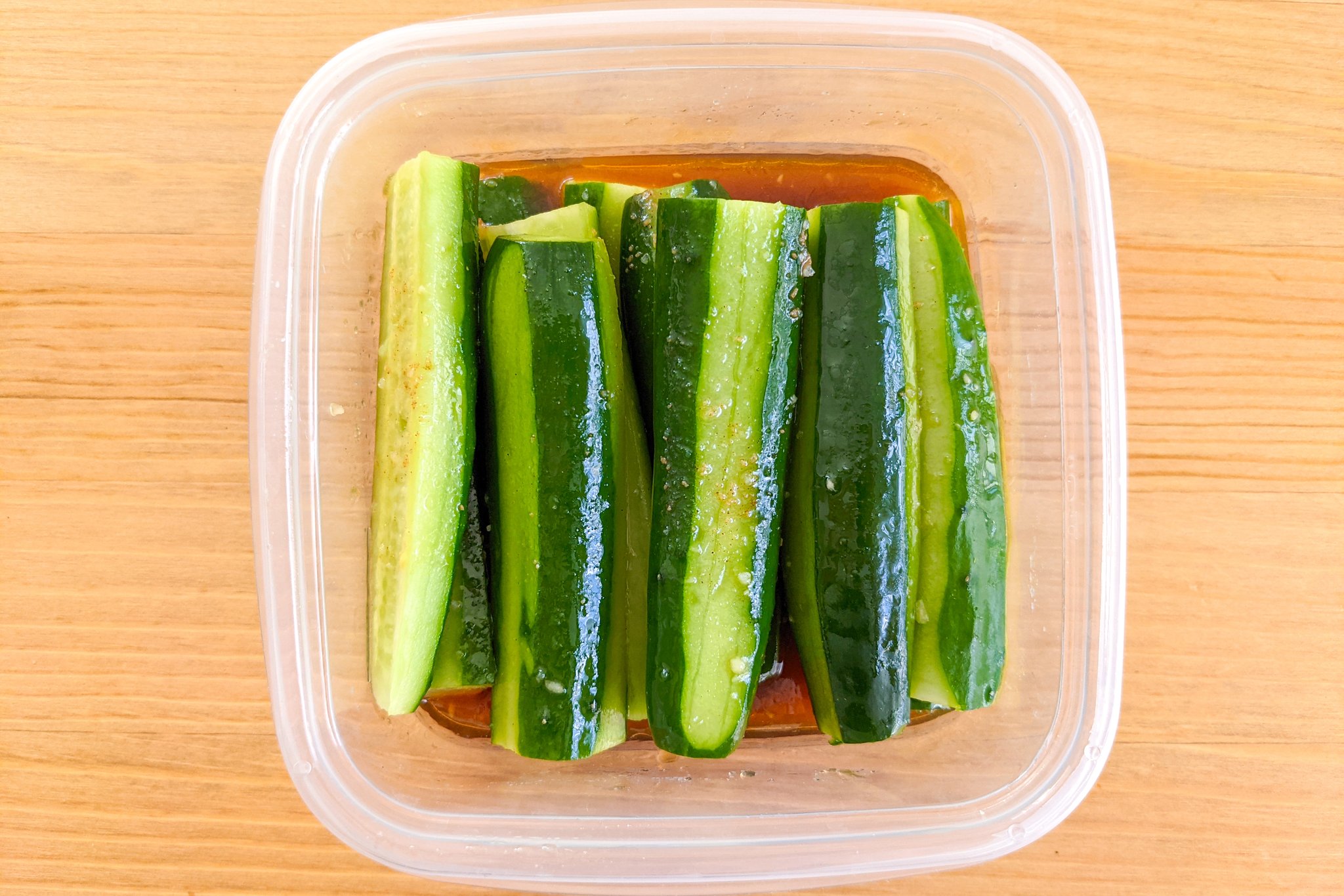 ハマごはん お手軽レシピ 無限やみつききゅうり ヘタを取り皮を剥いて半分にカットする めんつゆ だしの素 にんにく ごま油 ラー油を混ぜてきゅうりにかけて一晩漬ける 白ごまをかけて完成 食べると一瞬でなくなる箸が止まらないレシピ