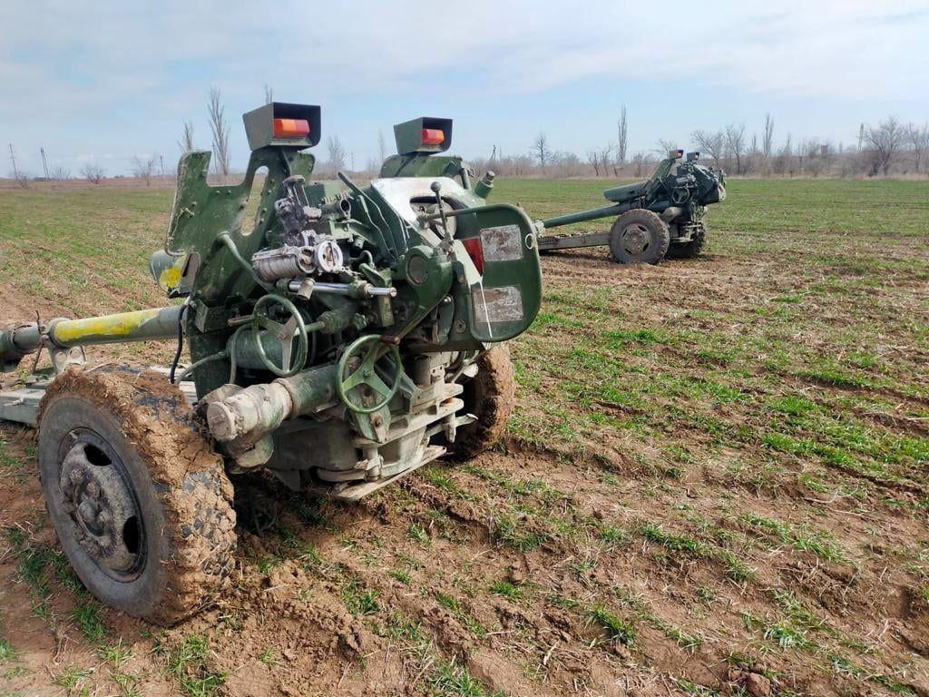 Reptilien31's tweet photo. Ukrainian fighters captured positions of the Rashish artillery near Mykolaiv #Ukraine #StandWithUkraine https://t.co/piT2z3WUVy
