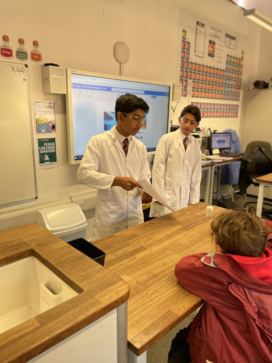 OrleyFarmSchool's tweet photo. Pre-Prep payed a visit to our science labs as part of STEM week! The Year 8 boys showed us a very cool experiment! @OrleyFarmSchool #schoolsinharrow #Curiosity https://t.co/xgQA14mnau