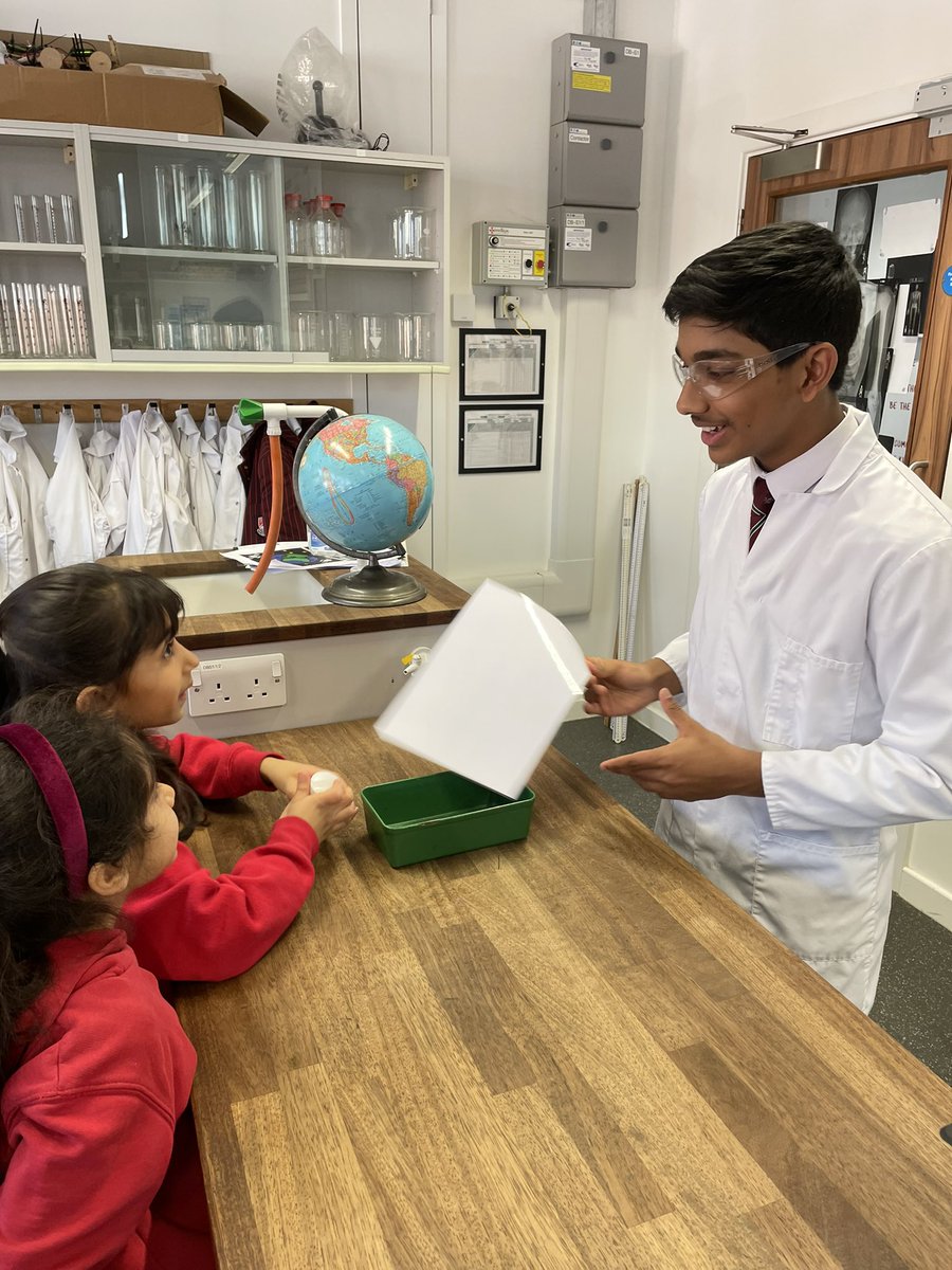OrleyFarmSchool's tweet photo. Pre-Prep payed a visit to our science labs as part of STEM week! The Year 8 boys showed us a very cool experiment! @OrleyFarmSchool #schoolsinharrow #Curiosity https://t.co/xgQA14mnau