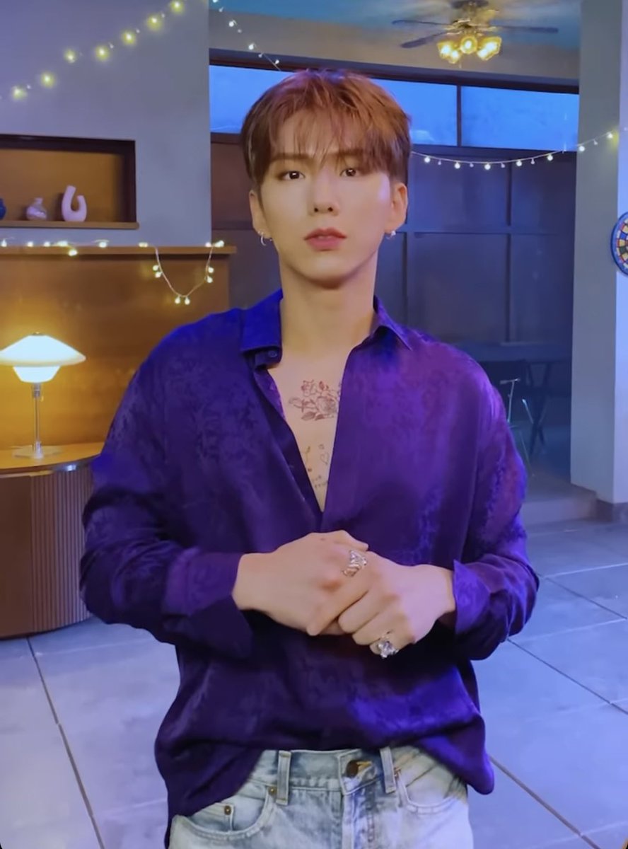 gaboryella's tweet photo. WHAT IF HE WEARS THIS OUTFIT FOR ONE OF HIS STAGES THIS WEEK THEN WHAT????

KIHYUN SOLO DEBUT 🌊🌊🌊

#GodOfKpopIsHere
#VoyagerOutNow
#VOYAGER @OfficialMonstaX https://t.co/gmVdsqX8gL