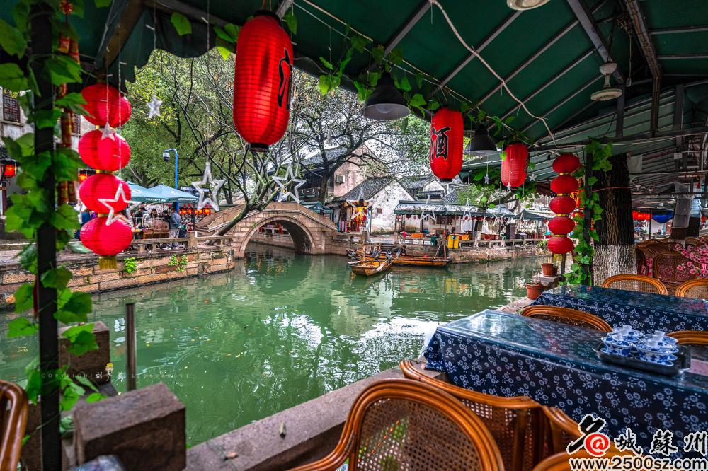 ThisisSuzhou's tweet photo. Tongli Ancient Town in Wujiang district, #Suzhou, first built in the Song Dynasty (960-1279), bears the marks of time. The town is divided into seven small islands by 15 winding rivers, yet is connected by 49 bridges, making for a quant #spring view. #SpringInSuzhou https://t.co/Vv30whzuVt