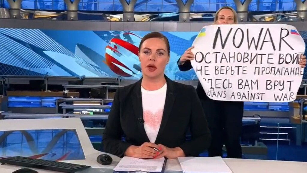 RTLnieuws's tweet image. Kremlin: actie van demonstrant op staatstelevisie was hooliganisme | Liveblog rtlnieuws.nl/nieuws/buitenl…