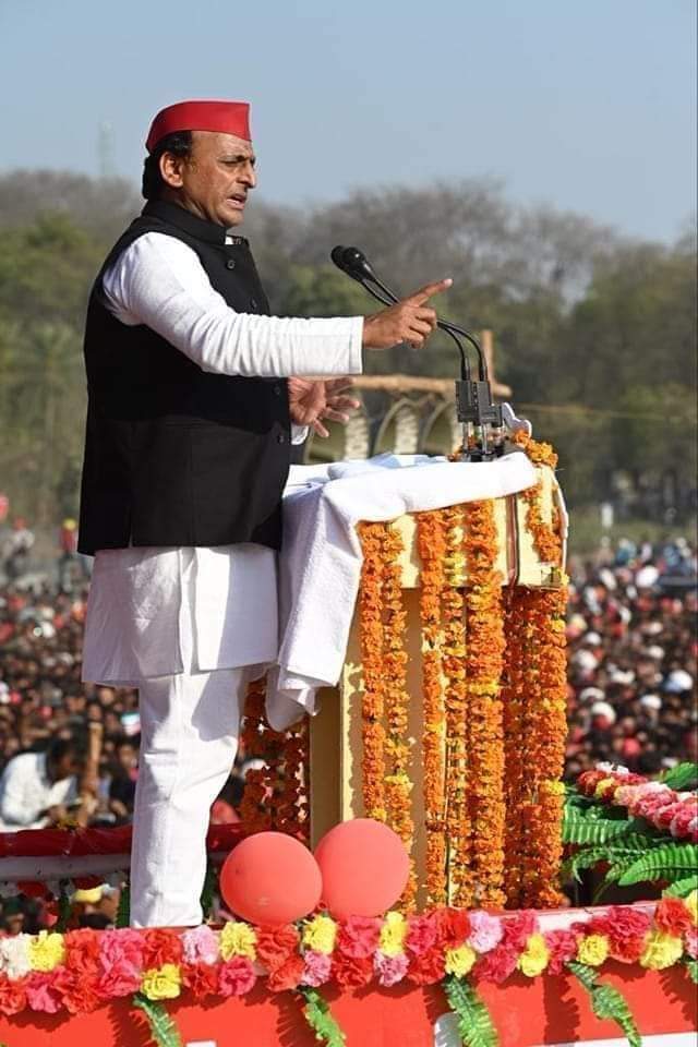 <a href="/yadavakhilesh/">Akhilesh Yadav</a> सभी राजनीतिक दलों को मिलकर ई वी एम मशीन के खिलाफ आवाज उठानी चाहिए।जनता आपके साथ है