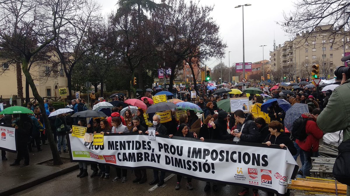 USTEC_Girona's tweet photo. #vagaeducacio Girona col.lapsa pel tall de les tres artèries principals.
Amb tres columnes de marxa i en tots dos sentits. Per una educació de qualitat!!! https://t.co/pz0YwHqFhy