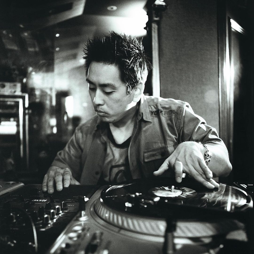 mikeshinoda_de's tweet photo. Happy 45th birthday @mrjoehahn 🤘🏻❤😎

The best wishes from Germany 🇩🇪

📷@linkinpark 
#linkinpark #chesterbennington #mikeshinoda #ripchester #numetal #makechesterproud #onemorelight #chester  #hybridtheory #braddelson #joehahn #chesterbe #robbourdon #davefarrell #meteora https://t.co/vmqOzxIfFo
