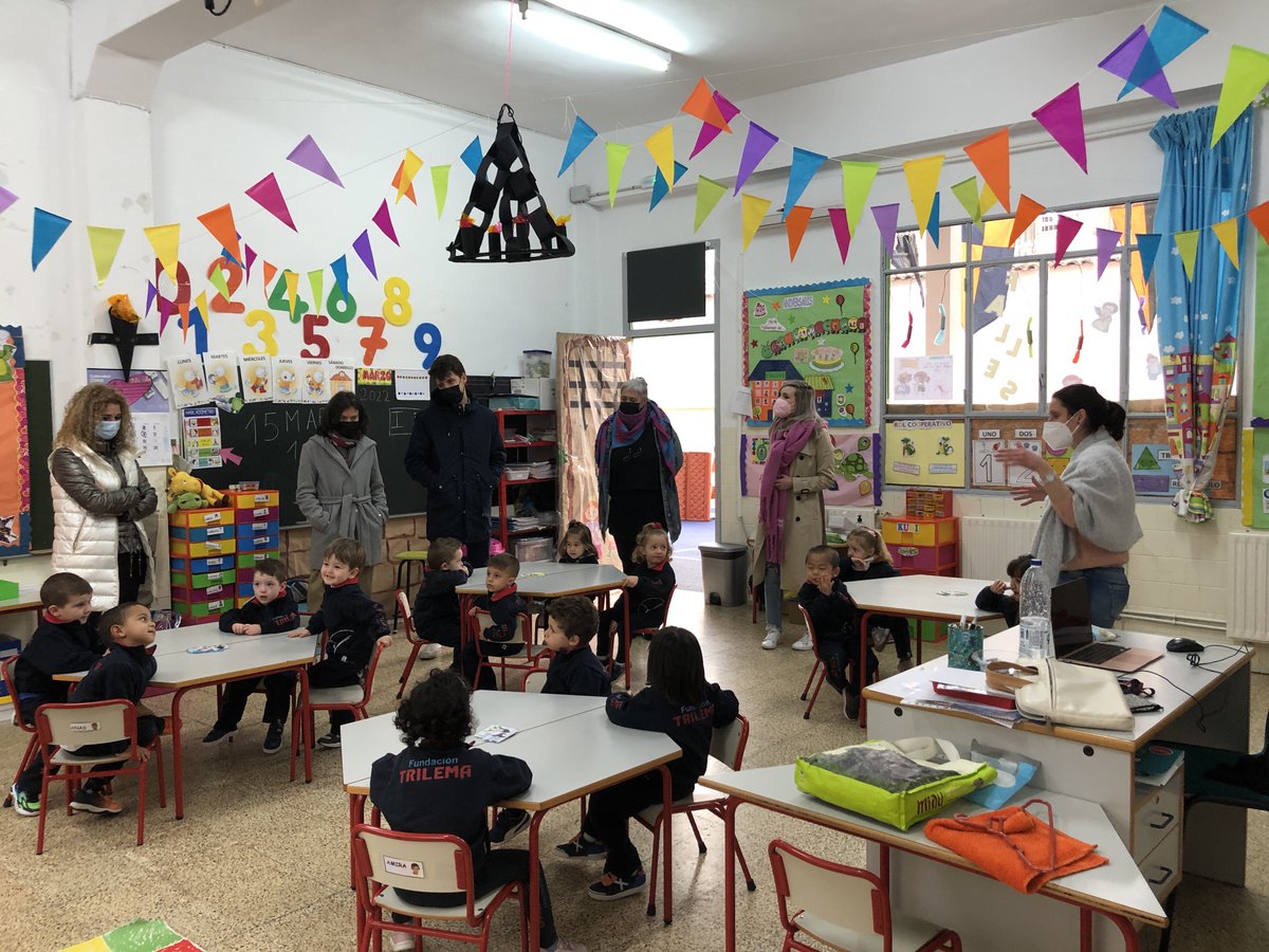 trilemaedu's tweet photo. ¿Cómo implementar la gamificación dentro de los proyectos? L@s alumn@s explican a l@s profes el proceso y los retos a conseguir para obtener las recompensas. 

⚠️ Segundo día de encuentro de eq. directivos de las #escuelasTrilema hoy, en @TrilemaPobla https://t.co/mnzwKk5mxy