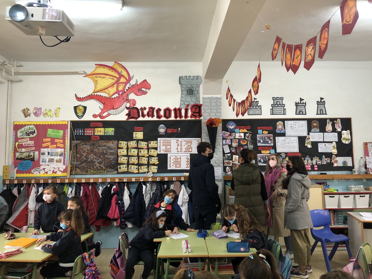 trilemaedu's tweet photo. ¿Cómo implementar la gamificación dentro de los proyectos? L@s alumn@s explican a l@s profes el proceso y los retos a conseguir para obtener las recompensas. 

⚠️ Segundo día de encuentro de eq. directivos de las #escuelasTrilema hoy, en @TrilemaPobla https://t.co/mnzwKk5mxy