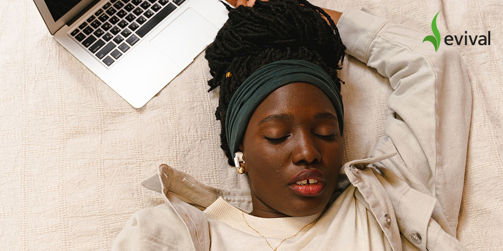 Kurzschlaf steigert unsere kognitiven Fähigkeiten, stärkt unser Erinnerungsvermögen und minimiert angeblich das Herzinfaktrisiko um 37 Prozent!
Der Montag nach dem jeweils zweiten Sonntag im März steht in den USA für den National Workplace Napping Day.