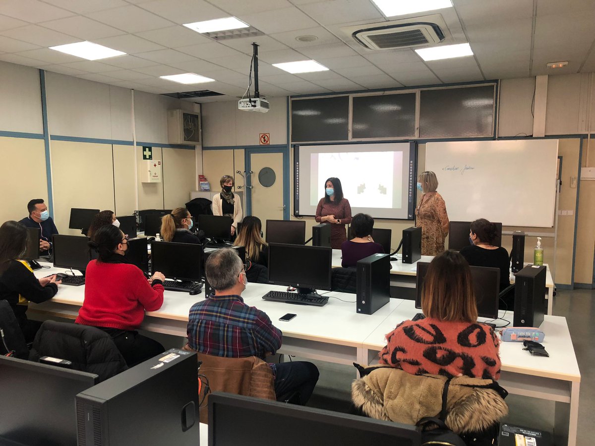 CIFE_Fuenla's tweet photo. Hoy celebramos el taller de 'Eficiencia del tiempo en la búsqueda de empleo' en el CIFE. La concejala de Desarrollo Económico, Soledad Martín Hernández, ha recibido a las personas participantes y ha compartidos los objetivos que se esperan de esta formación #compromisoCIFE https://t.co/8zWv3ZfVHK