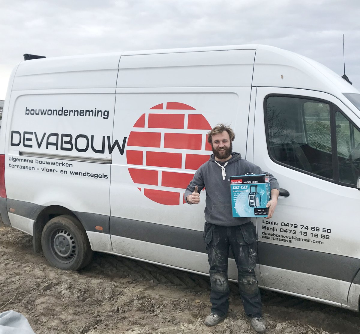 Louis van de firma Devabouw BVBA ontving ook zijn Makita werfradio bij aankoop van isolatie. 📻 Vanaf nu kan hij meezingen op de werf. 🎵
Ontvang als bouwprofessional ook uw gratis werfradio. Actie onderworpen aan voorwaarden. Surf hier voor alle info 👉 buff.ly/3EVCiMR