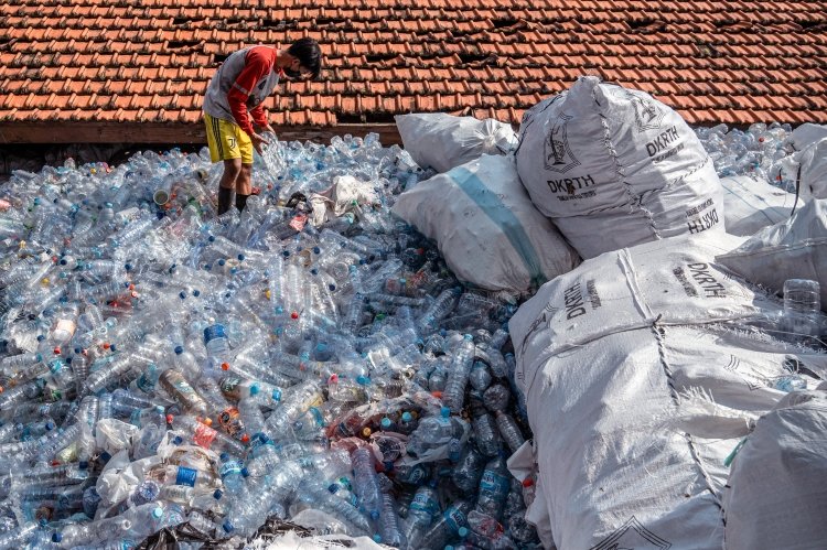 ecoklas's tweet photo. El tratado firmado en la sesión de la Asamblea de la ONUpara el Medio Ambiente celebrado en Nairobi busca frenar la contaminación por plástico.

Un acuerdo que debe incluir a todos los trabajadores del ciclo de vida del plástico.

👉https://t.co/uMbPizlrcj
#plastico #UOYEP #onu https://t.co/sGRlhjk6ex