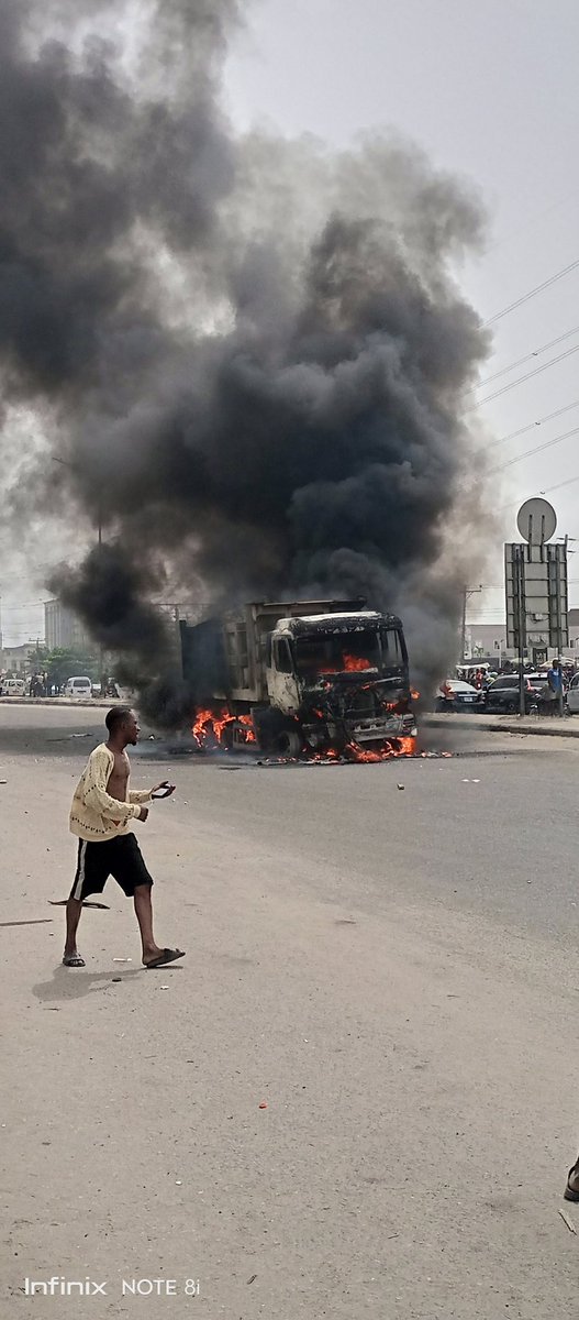 TrafficChiefNG's tweet photo. [11:00AM] @ayo2kool: Happening now at Eleganza bus top Ajah. Two dead.  @channelstv @ibejulekkilivin @lagostraffic961 @PoliceNG https://t.co/Icj3n8omXC #TrafficChief