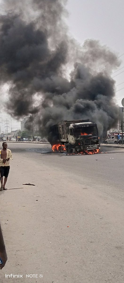 TrafficChiefNG's tweet photo. [11:00AM] @ayo2kool: Happening now at Eleganza bus top Ajah. Two dead.  @channelstv @ibejulekkilivin @lagostraffic961 @PoliceNG https://t.co/Icj3n8omXC #TrafficChief