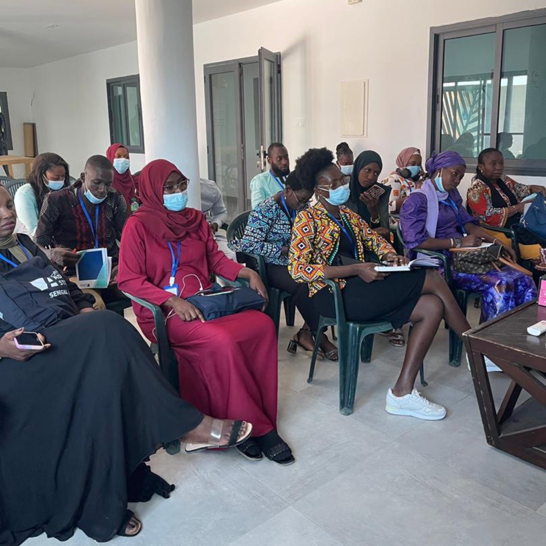 dakardesignhub's tweet photo. Vendredi 11 mars : visite de +20 jeunes Gambiens de divers secteurs dont Baboucarr Kebbeh, (DG de la @GamChamber ) et Fatoumata Sy Gueye (chargée de programme de Konrad Adenauer Stiftung Senegal)
#DakarDesignHub #DesignHumanImpact #Senegal https://t.co/4tNgfyjRPd