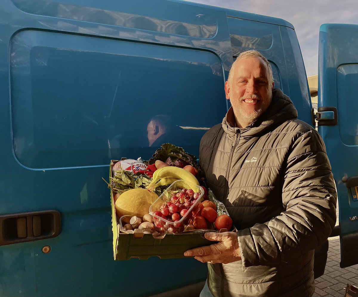 MarketOutdoor's tweet photo. Is it a 🦅is it a ✈️???
No it’s just damian flying around with the first of this weeks fabulous boxes
🦸🏻‍♂️🚚🦸🏻‍♂️🚚🦸🏻‍♂️🚚
Pack full of amazing produce and still at only £20💗
Delivery days are Tuesday Thursday and Friday 
Pls message to book in🙏🏻
@LeedsMarkets @damianjwarner @JimBinary https://t.co/FMCNS9O85Q