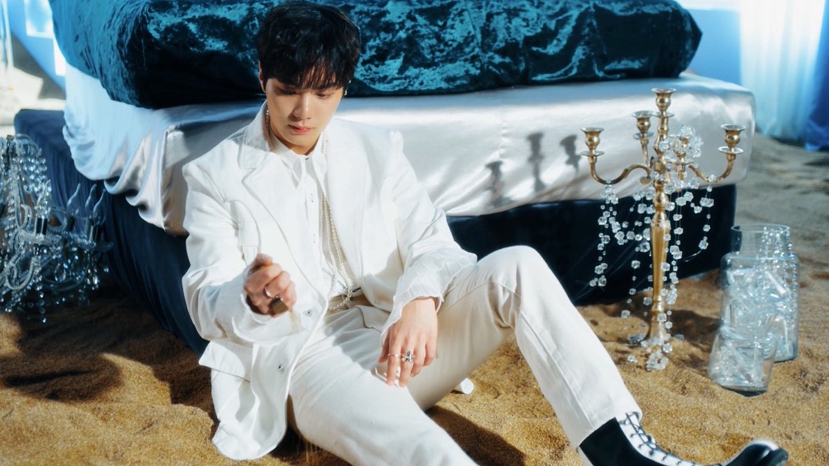 2HTIME's tweet photo. 다시, 봄 MV 💙🐢💙
#NUEST #JR #김종현 https://t.co/hMNU9xIbBa