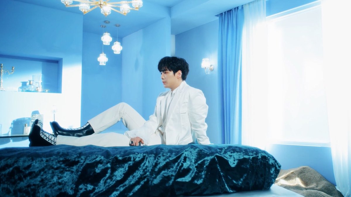 2HTIME's tweet photo. 다시, 봄 MV 💙🐢💙
#NUEST #JR #김종현 https://t.co/hMNU9xIbBa