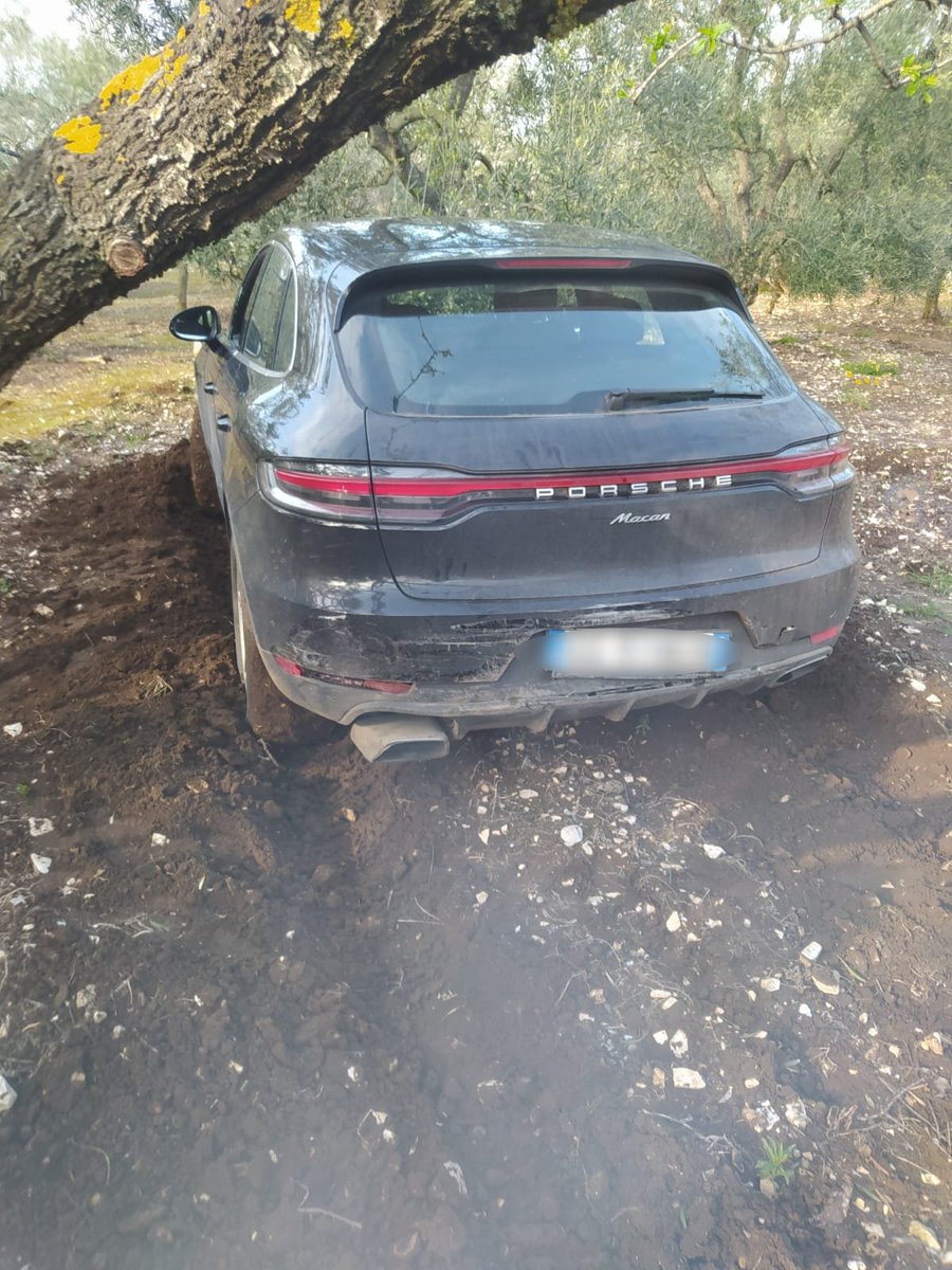 Vodafone_Auto's tweet photo. Thieves hid this stolen #PorscheMacan in a remote olive grove near Bari, Italy. 🌳 But don't worry, our security team was able to locate it in no time! 🇮🇹 #VFindYourVehicle https://t.co/JYDVnMKSLd
