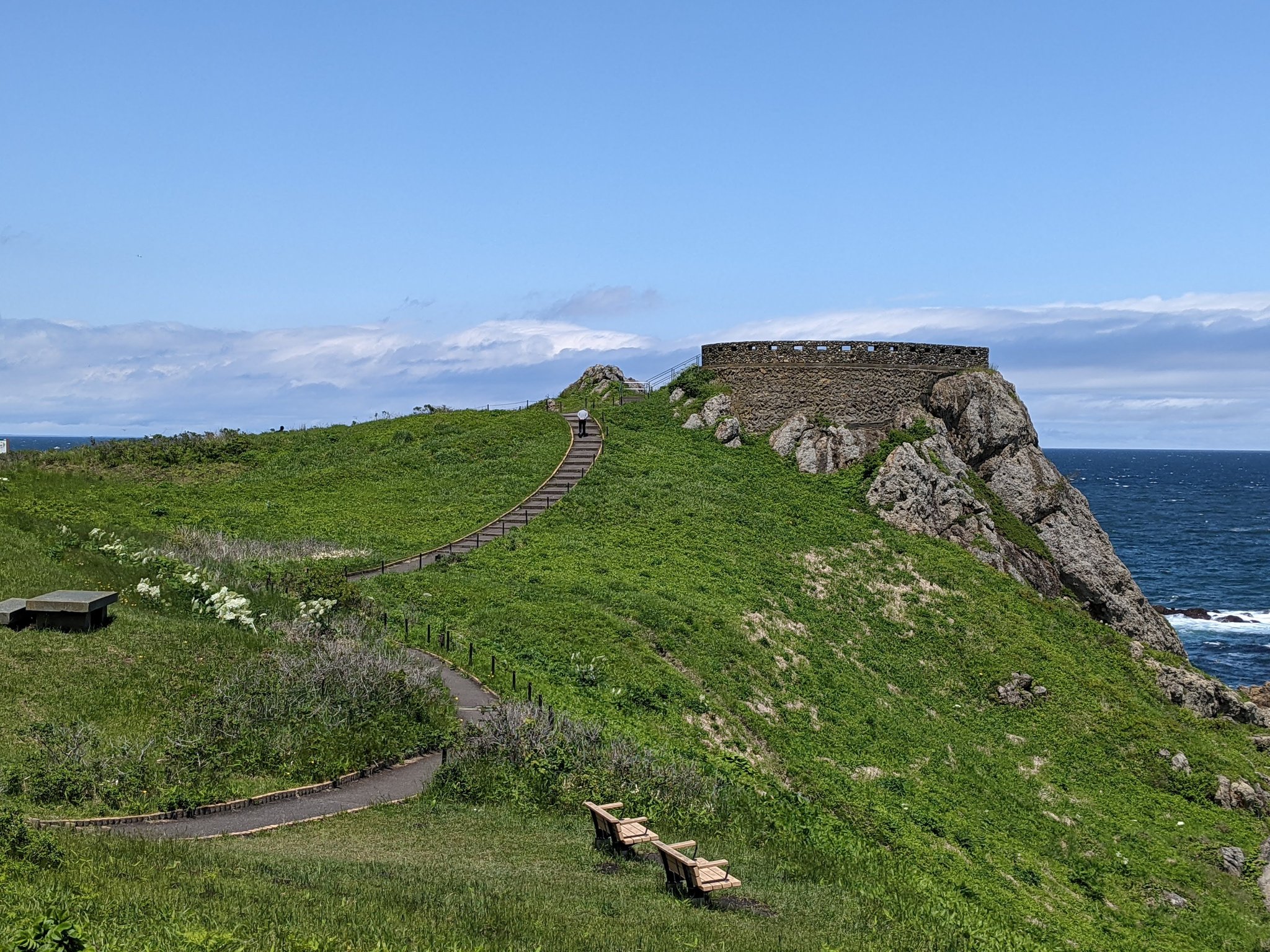 Twitter 上的 さわやん 種差海岸遊歩道沿いにある葦毛崎 あしげざき 展望台です 大人の休日倶楽部のポスターで見て 昨年5月に初訪問 太平洋戦争時代 日本が軍事施設として利用していたものだそうで 非常に見晴らしが良い場所にあります 今 訪れると改めて思う